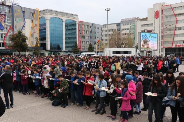 Samsun'da, 1919 öğrenci bir arada kitap okudu