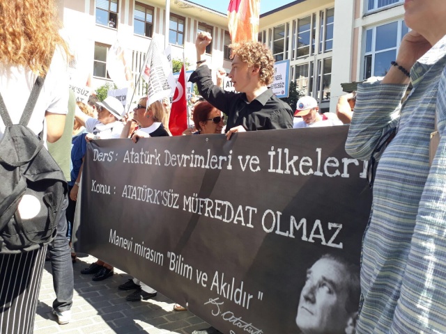 İl Milli Eğtim Müdürlüğü önünde "Atatürksüz eğitim istemiyoruz" eylemi