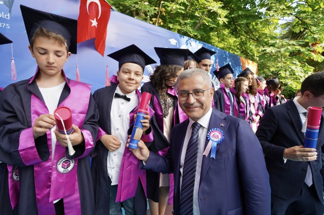 Çocuk Üniversitesi öğrencilerinin mezuniyet coşkusu