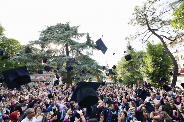 Çocuk Üniversitesi öğrencilerinin mezuniyet coşkusu