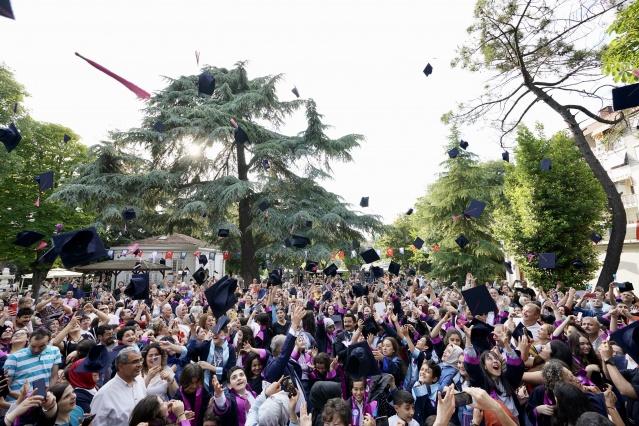 Çocuk Üniversitesi öğrencilerinin mezuniyet coşkusu