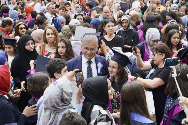 Çocuk Üniversitesi öğrencilerinin mezuniyet coşkusu