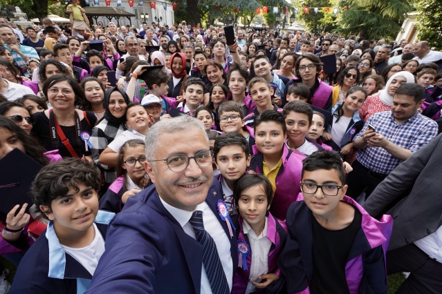 Çocuk Üniversitesi öğrencilerinin mezuniyet coşkusu