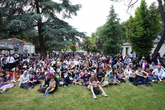 Çocuk Üniversitesi öğrencilerinin mezuniyet coşkusu