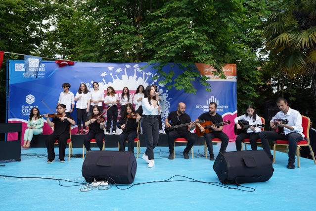 Çocuk Üniversitesi öğrencilerinin mezuniyet coşkusu