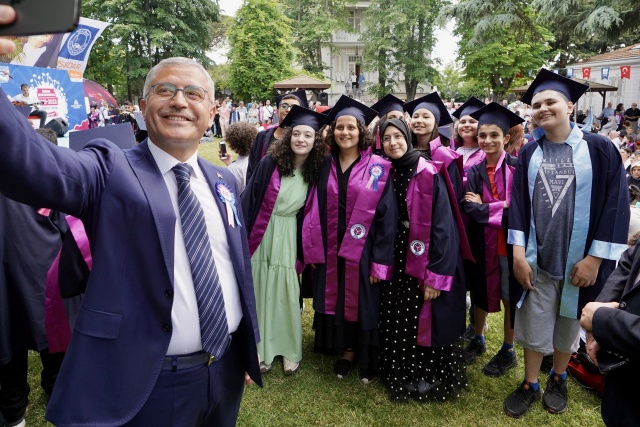 Çocuk Üniversitesi öğrencilerinin mezuniyet coşkusu