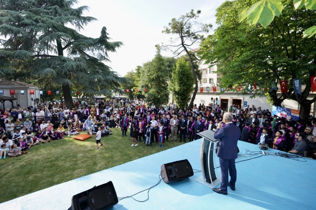 Çocuk Üniversitesi öğrencilerinin mezuniyet coşkusu