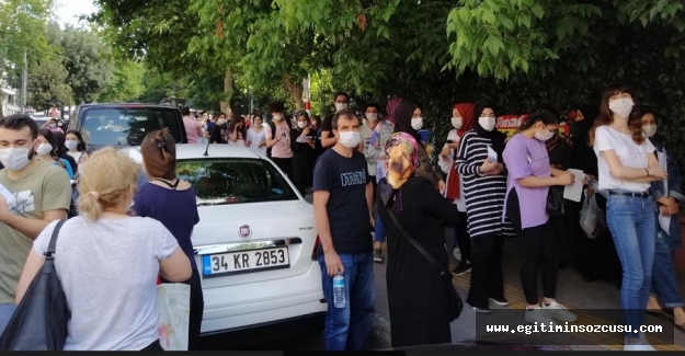 YKS sırasında mesafelere uyulmadı, gençler sınavda daraldı