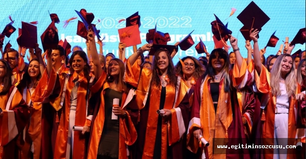 ‘Lisansüstü’nde mezuniyet coşkusu Diplomalarını alıp keplerini attılar