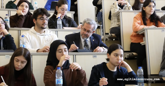 Rektör Ünüvar, tıp öğrencileri ile aynı sırada!